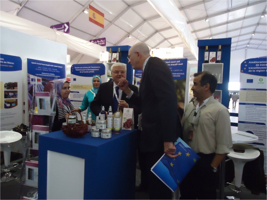 Messieurs le Directeur général et l’Ambassadeur de la délégation de l’UE en entretien avec la présidente de l’AFDF dans le stand de l’association au SIAM.